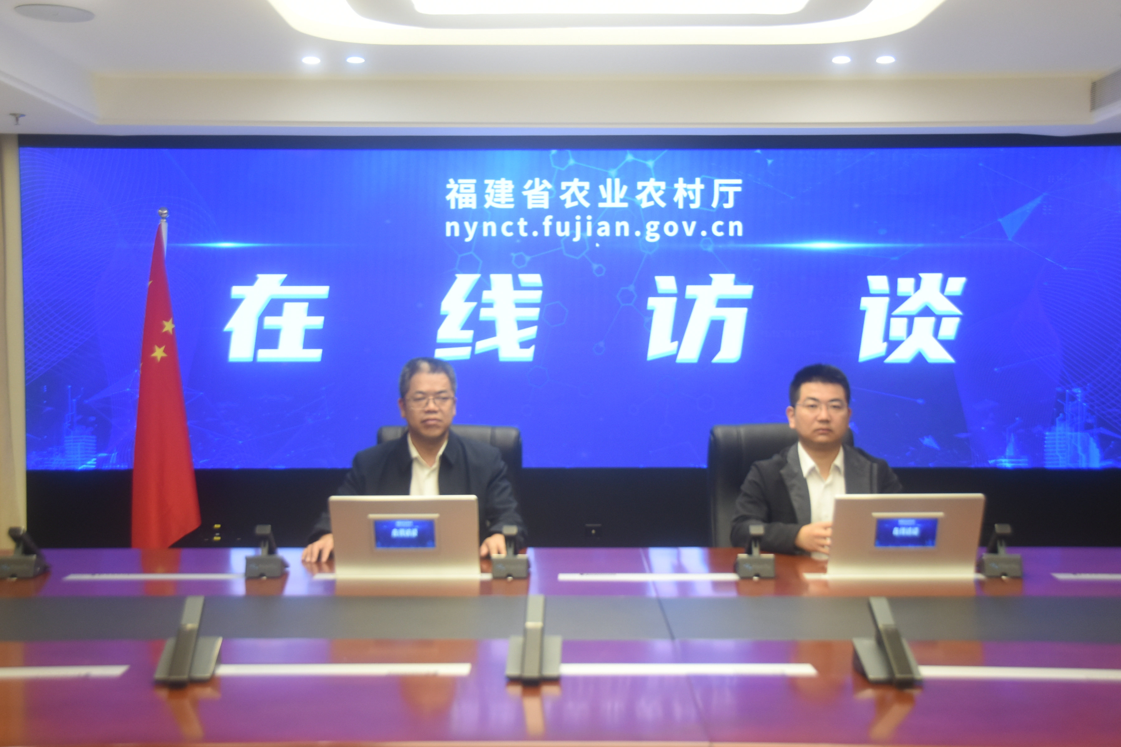 双人看镜头.jpg