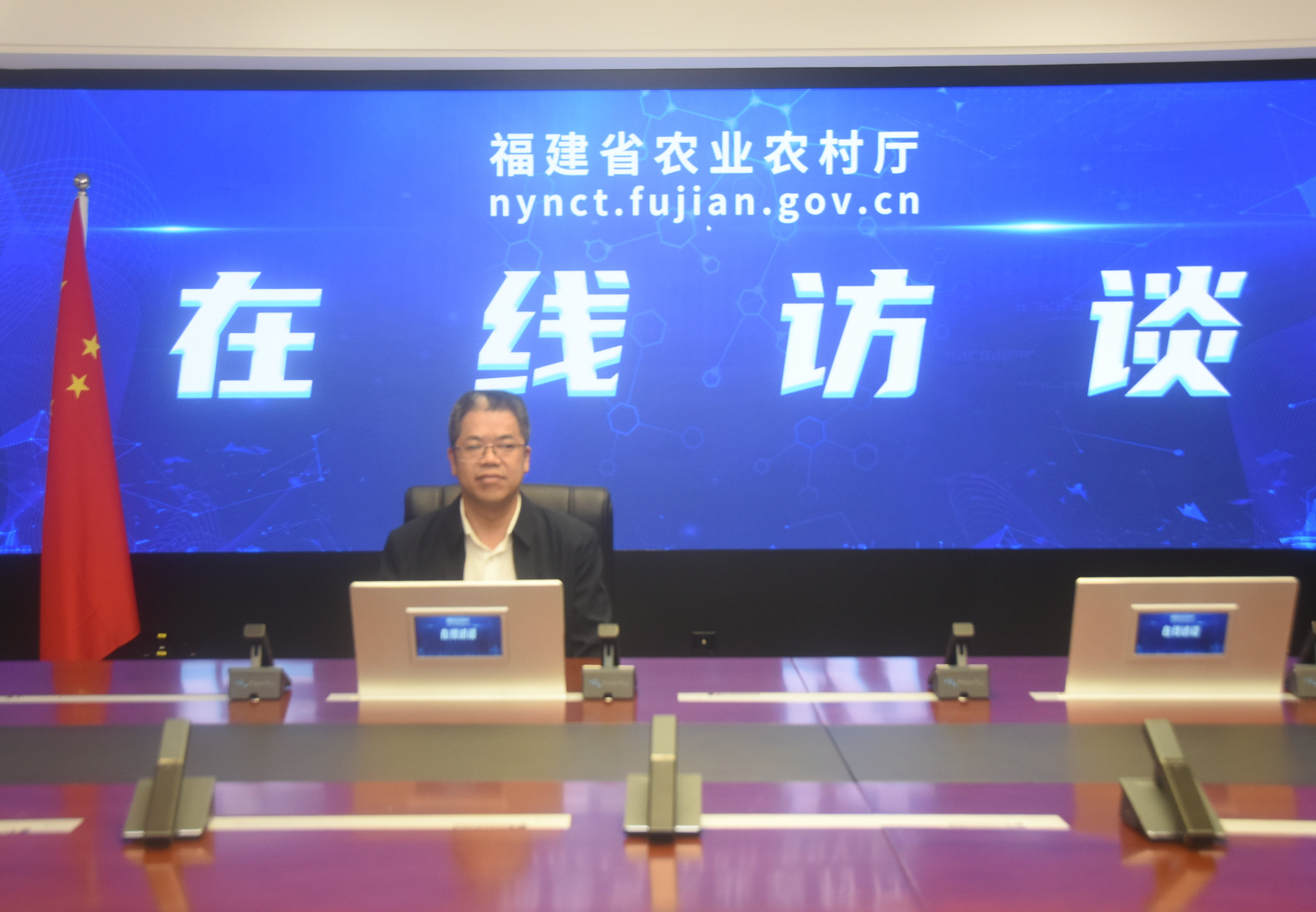 领导单镜头.jpg