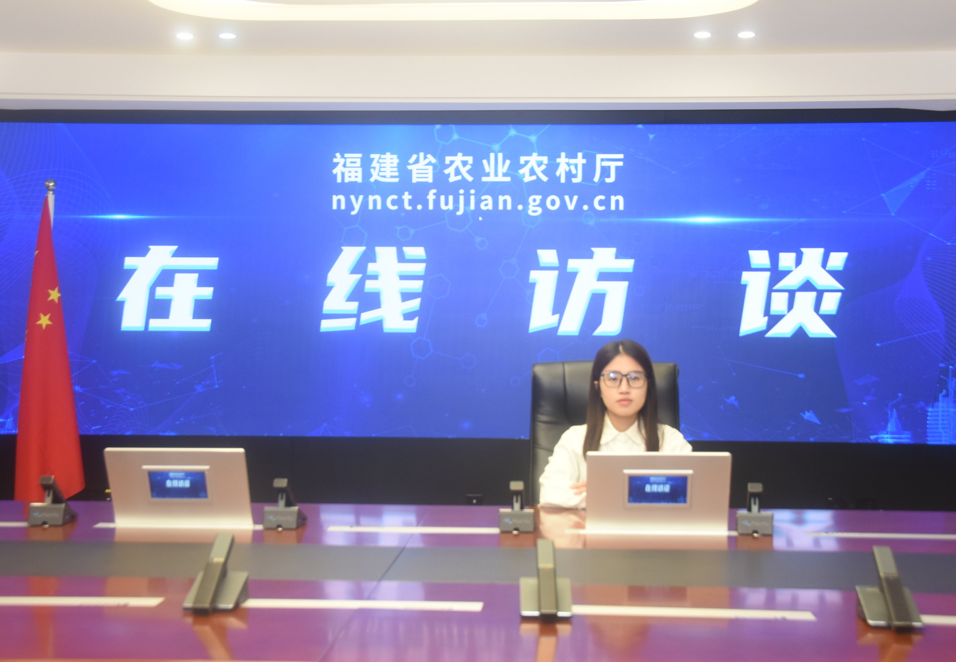 女单镜头.jpg