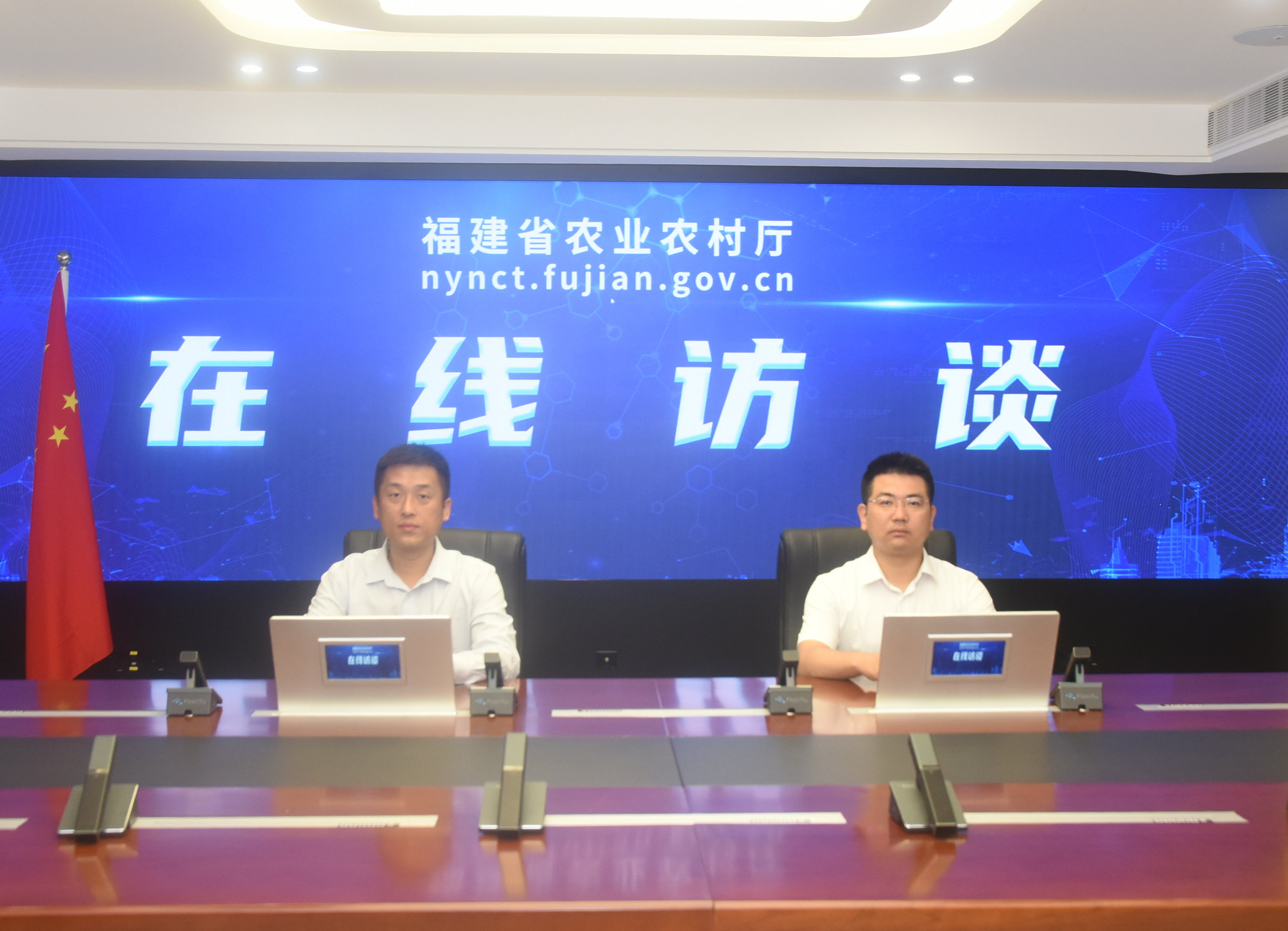 双人看镜头.jpg