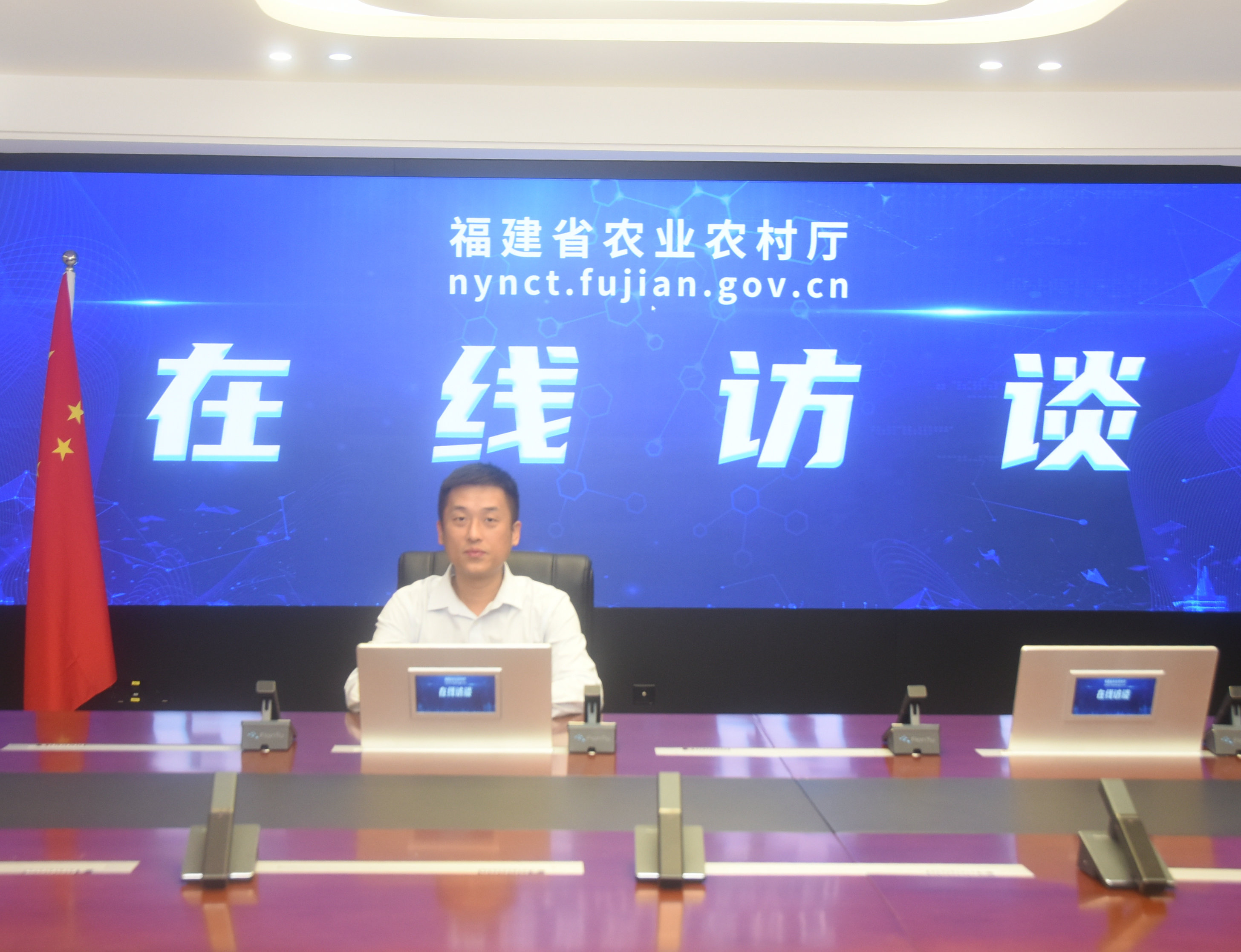 领导单镜头.jpg